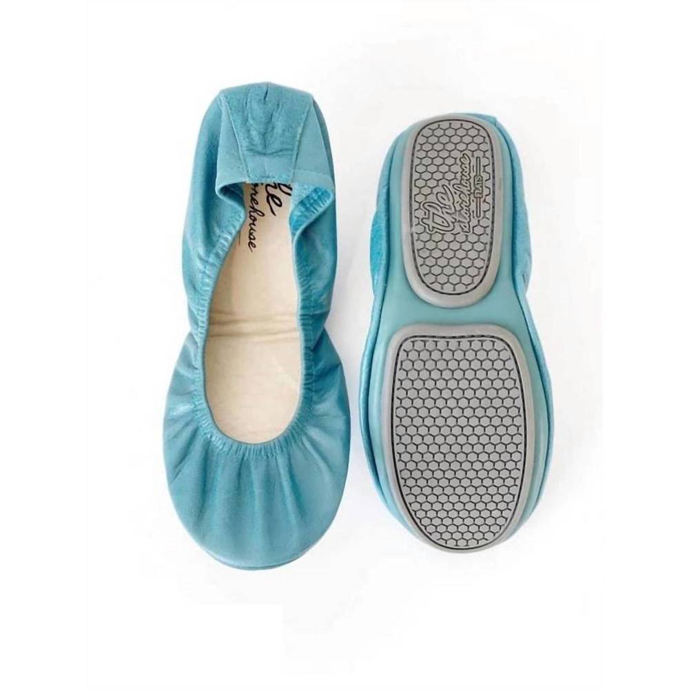 NEW STOREHOUSE FLATS women's oil tanned flats in blustery day - Picture 2 of 3